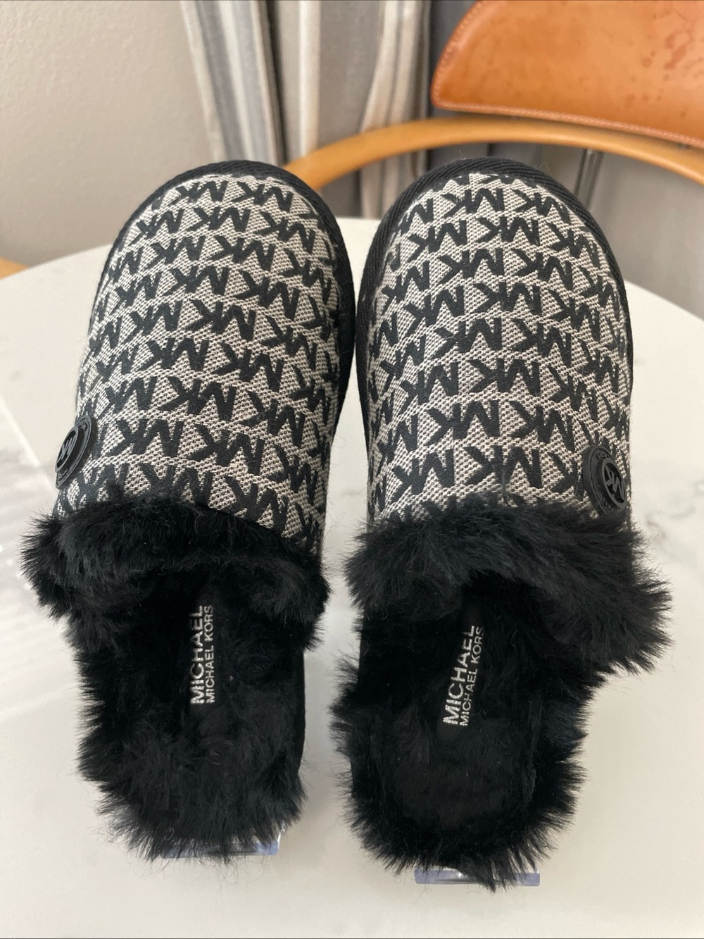 Michael Kors Women’s Faux Fur Lined cozy slippers women’s size 6